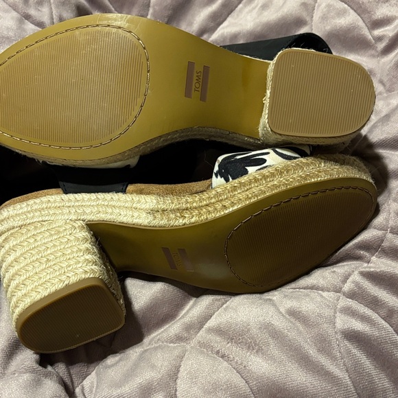 Tom’s Black and White Floral Women's Sandals - Picture 5 of 5